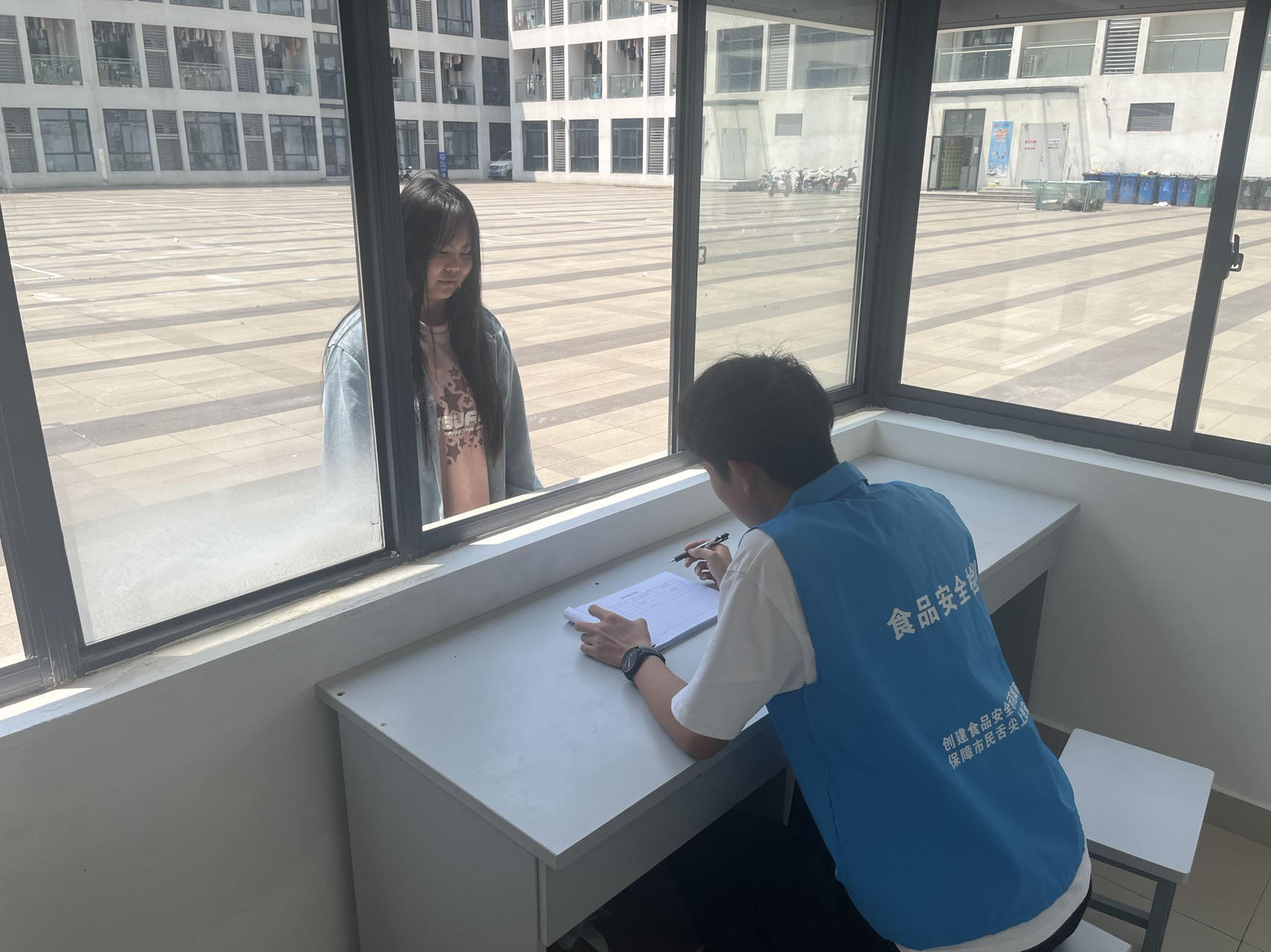 图片包含 窗户, 人, 建筑, 男人 描述已自动生成